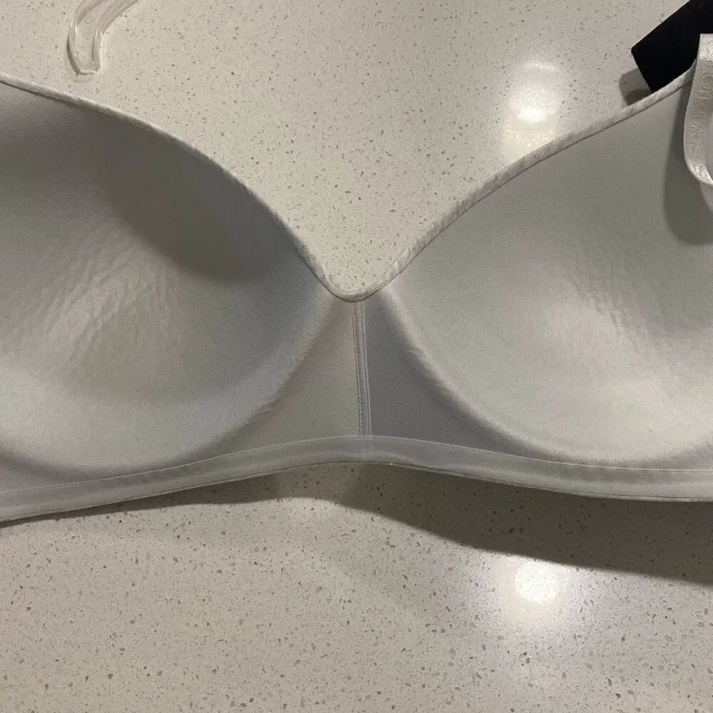 Victoria’s Secret T-shirt lightly lined wireless bra, size 38DD